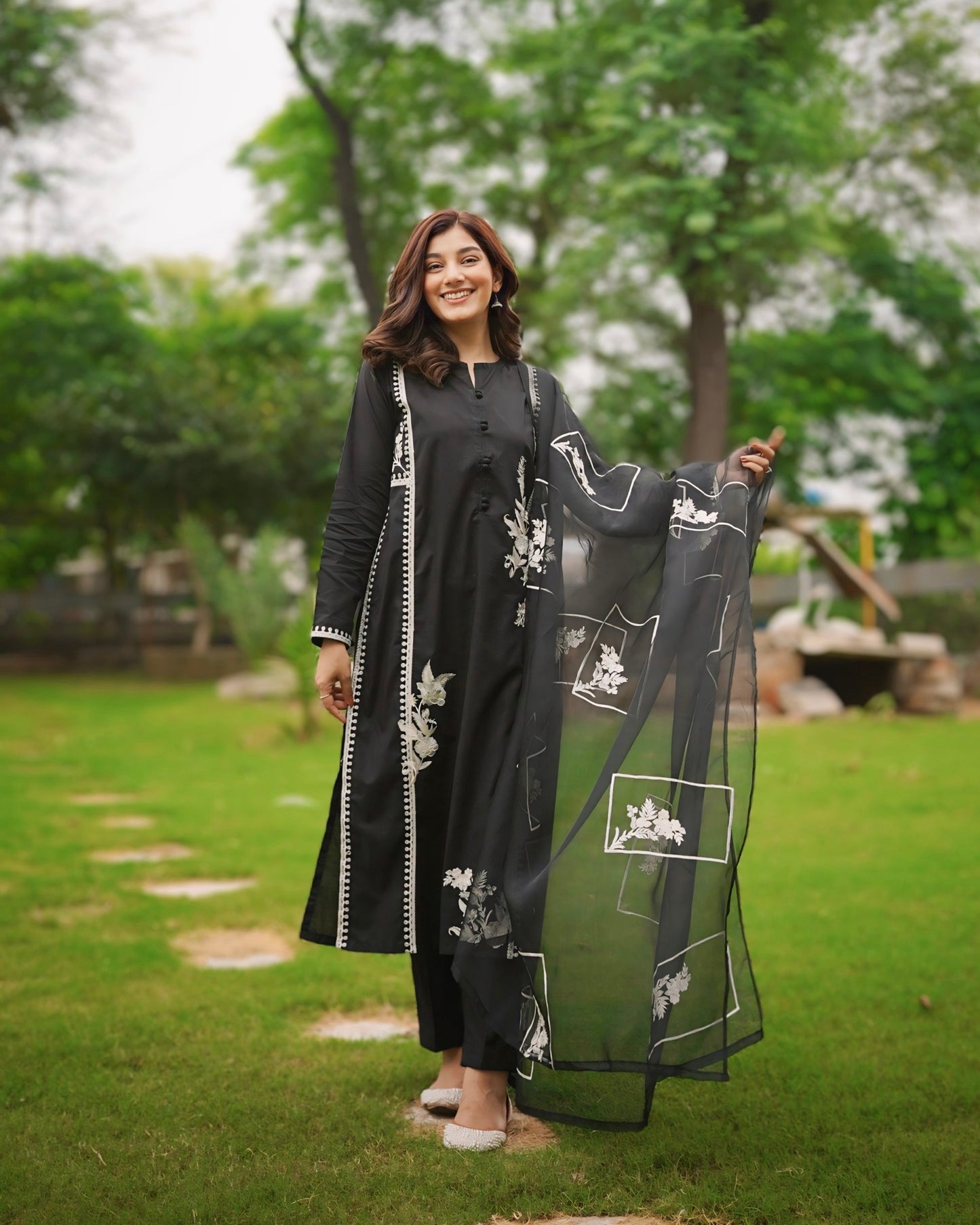 Noor (Black)