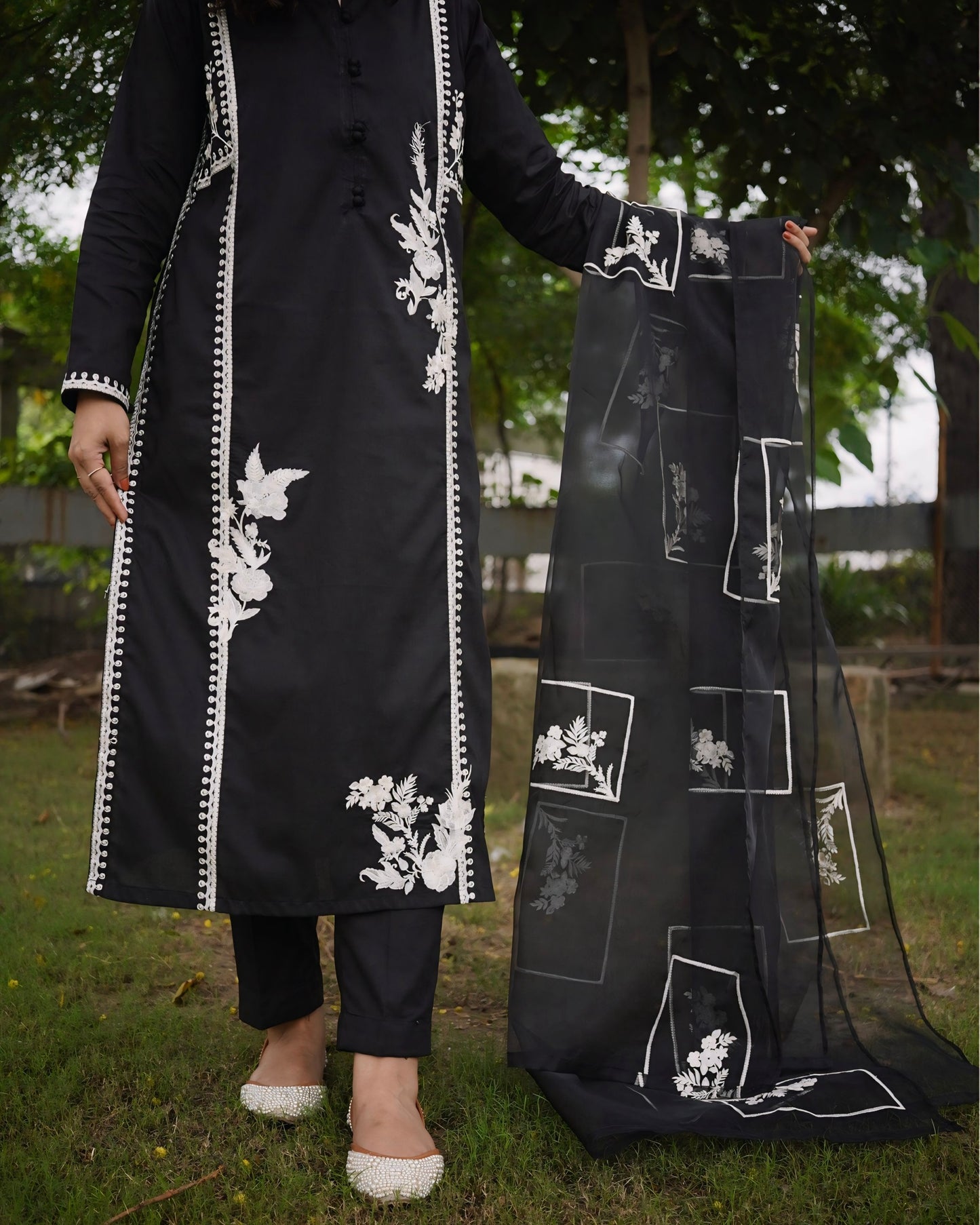 Noor (Black)
