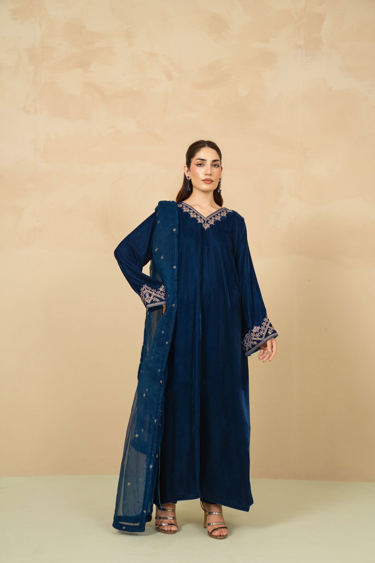 Model wearing Nyla teal blue velvet suit